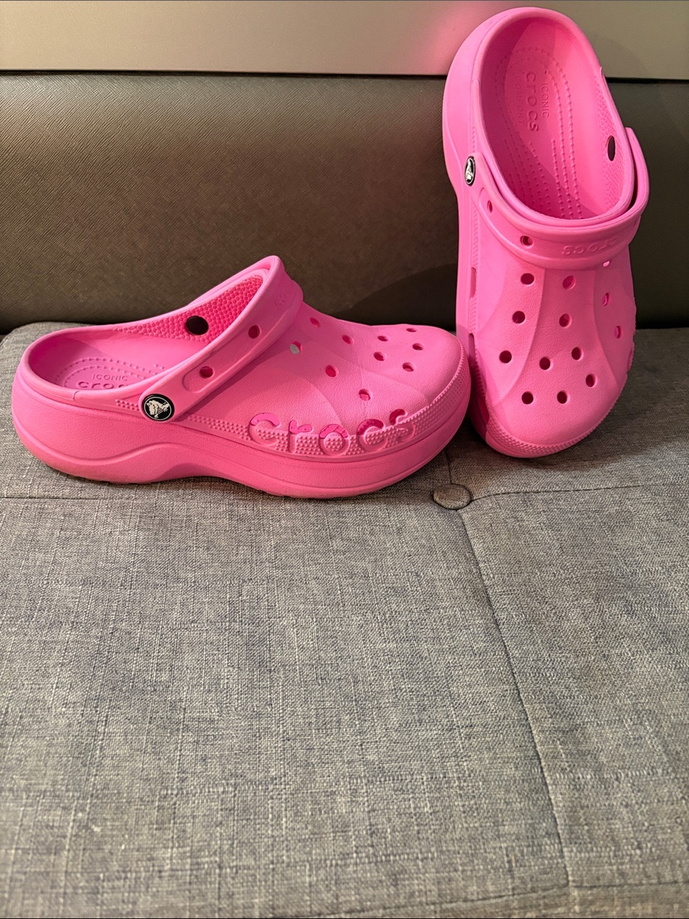CROCS WOMEN Classic Clog in Bright Pink